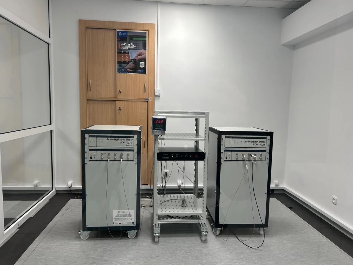 Szybki internet, bezpieczne operacje finansowe i bezpieczny podpis elektroniczny wymagają czasu atomowego. Bardzo precyzyjne określenie czasu jest też niezbędne w przypadku nawigacji satelitarnej, synchronizacji sieci telekomunikacyjnej i nowoczesnym technologiom. W laboratorium przy Elektoralnej w Warszawie przez całą dobę pracują cztery zegary atomowe. Wyznaczają czas urzędowy z precyzją do miliardowych części sekundy.