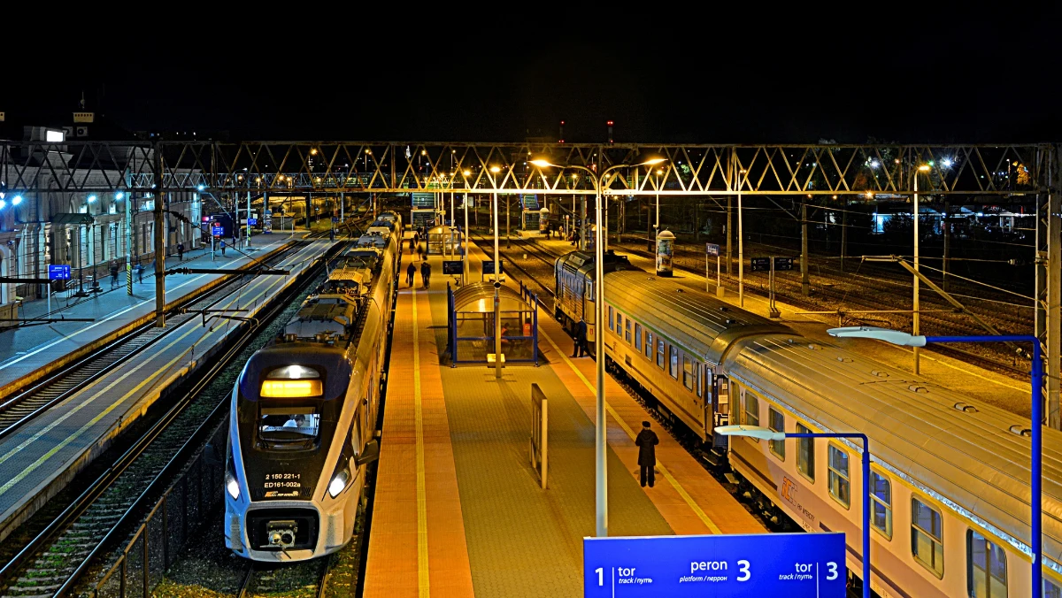 W nocy z soboty na niedzielę, kiedy nasze zegarki przesuną się o godzinę do przodu, na torach będzie kursować dwanaście pociągów PKP Intercity. Przewoźnik kolejowy przygotował się na tę zmianę, zapowiadając specjalny rozkład jazdy. Mimo to czas przejazdu pociągów nie ulegnie zmianie.