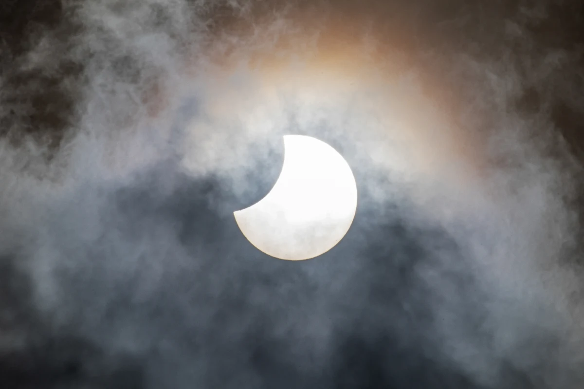 W sobotę w Polsce będzie można obserwować częściowe zaćmienie Słońca. Potrwa ono około godziny i najlepiej widoczne będzie w zachodniej części kraju.