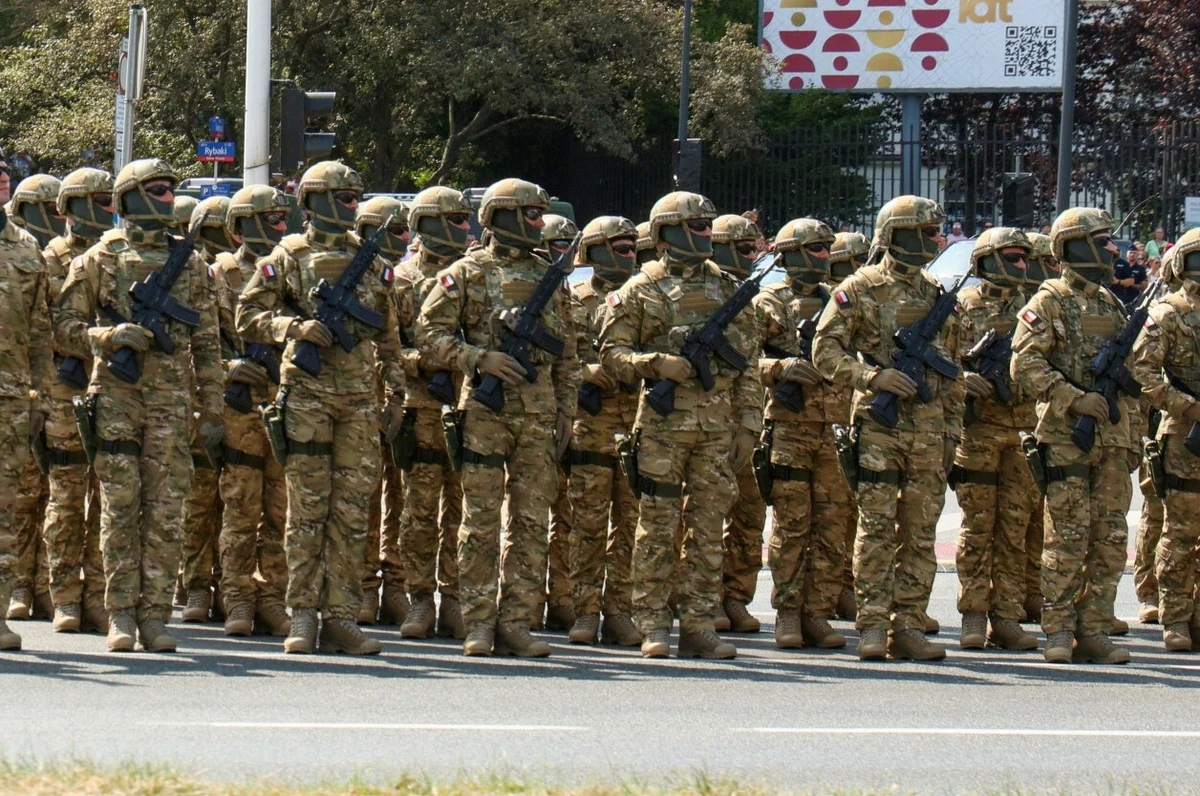 "Jeśli ktoś uderzyłby w nas, to w mojej ocenie po miesiącu Wojsko Polskie straci zdolności" - powiedział gen. Leon Komornicki, były zastępca szefa Sztabu Generalnego Wojska Polskiego, który był Gościem Krzysztofa Ziemca w RMF FM w sobotę. Generał mówił również m.in., że w trybie pilnym powinniśmy odwiesić pobór do wojska. Wypowiedział się także na temat tego, na ile prawdopodobne jest, że Rosja może nas zaatakować.  