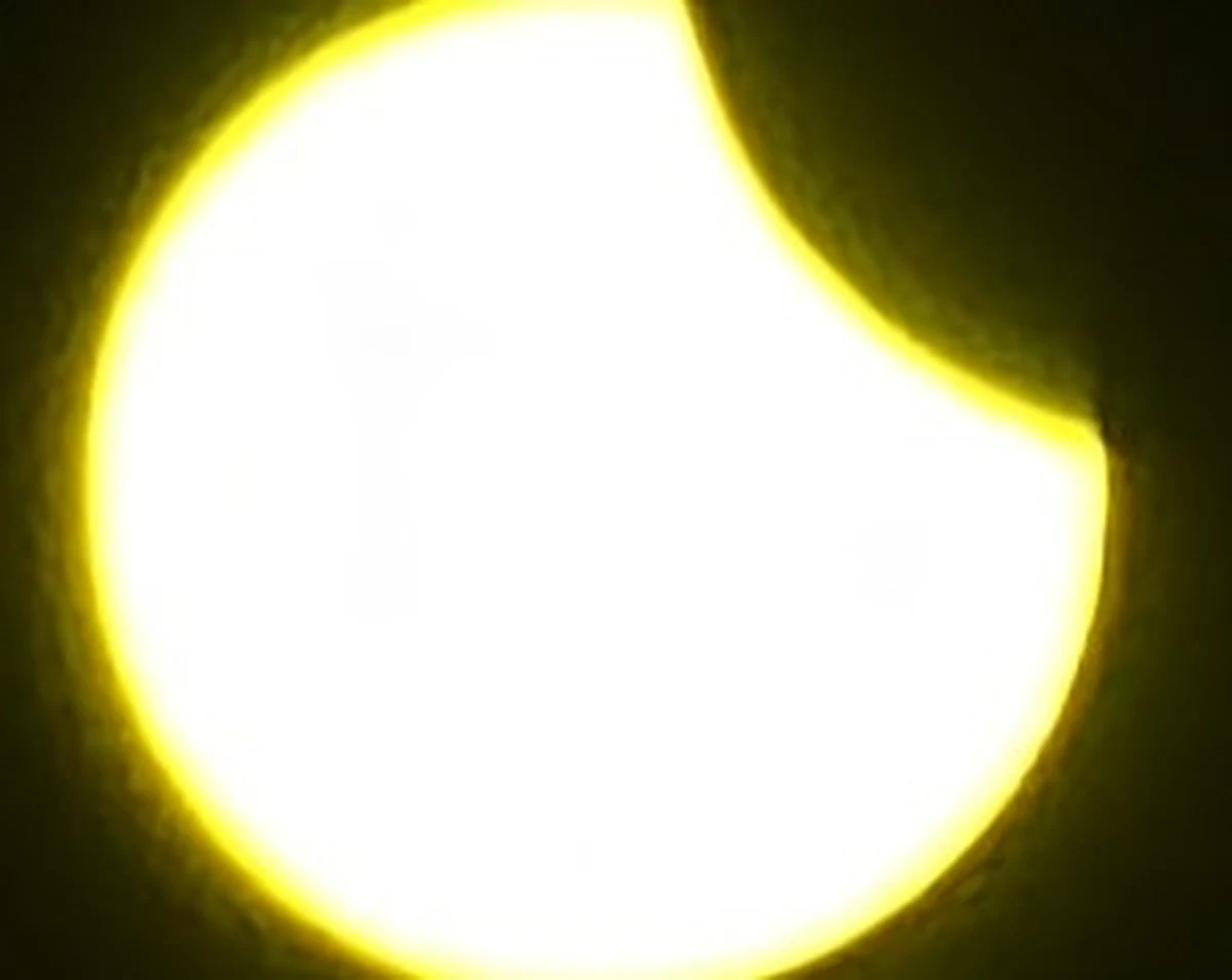 Dziś byliśmy świadkami jednego z najciekawszych zjawisk na niebie – zaćmienia Słońca. W żadnej części świata zaćmienie Słońca nie było całkowite. W Polsce księżyc przykrył słoneczną tarczę (w maksymalnej fazie) w około 12 proc. na południowym wschodzie, do około 26 proc. na północnym zachodzie.