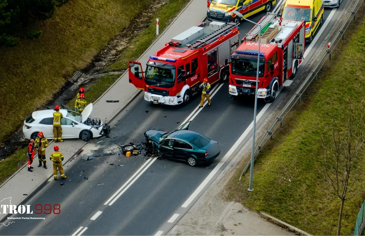 Do poważnego wypadku doszło w sobotę o godz. 14 drodze krajowej 94 w miejscowości Sieniczno (Małopolskie). Zderzyły się tam dwa samochody. Dwie osoby są poszkodowane. Trasa z Krakowa do Olkusza była zablokowana. Informacje otrzymaliśmy na Gorącą Linię RMF FM.  