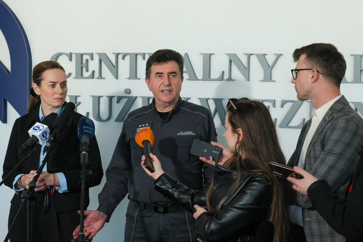 "Sprawca był funkcjonariuszem Służby Więziennej. Przebywał na kilkudniowym urlopie. Wiemy, że posługiwał się bronią prywatną, jak podała prokuratura" - poinformowała w sobotę podczas konferencji prasowej Maria Ejchart, wiceminister sprawiedliwości. Do dramatu doszło w piątek w Prusicach na Dolnym Śląsku. 51-letni funkcjonariusz SW zastrzelił swoją 5-letnią córkę i 71-letnią teściową. Później próbował popełnić samobójstwo. Prokuratura wszczęła śledztwo ws. tej zbrodni. SW powołała specjalny zespół, który zajmie się przebiegiem służby funkcjonariusza.
