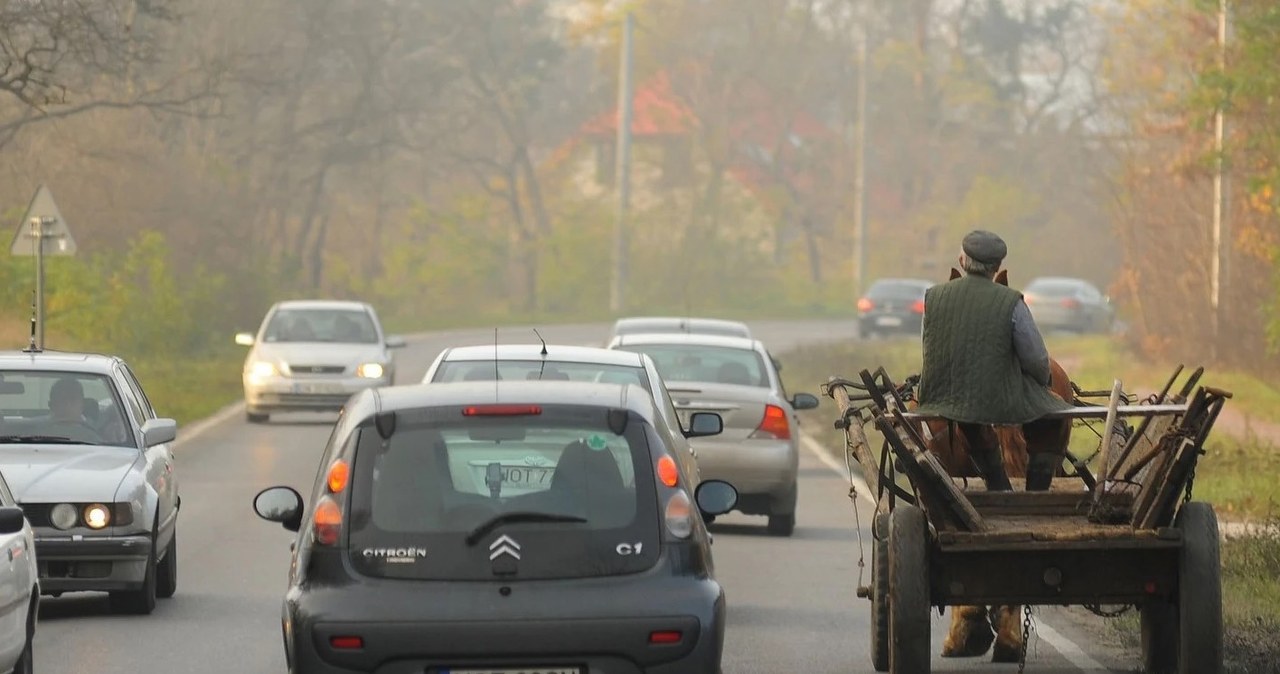 Czy można wyprzedzić wolny pojazd na ciągłej? To mało znana zasada