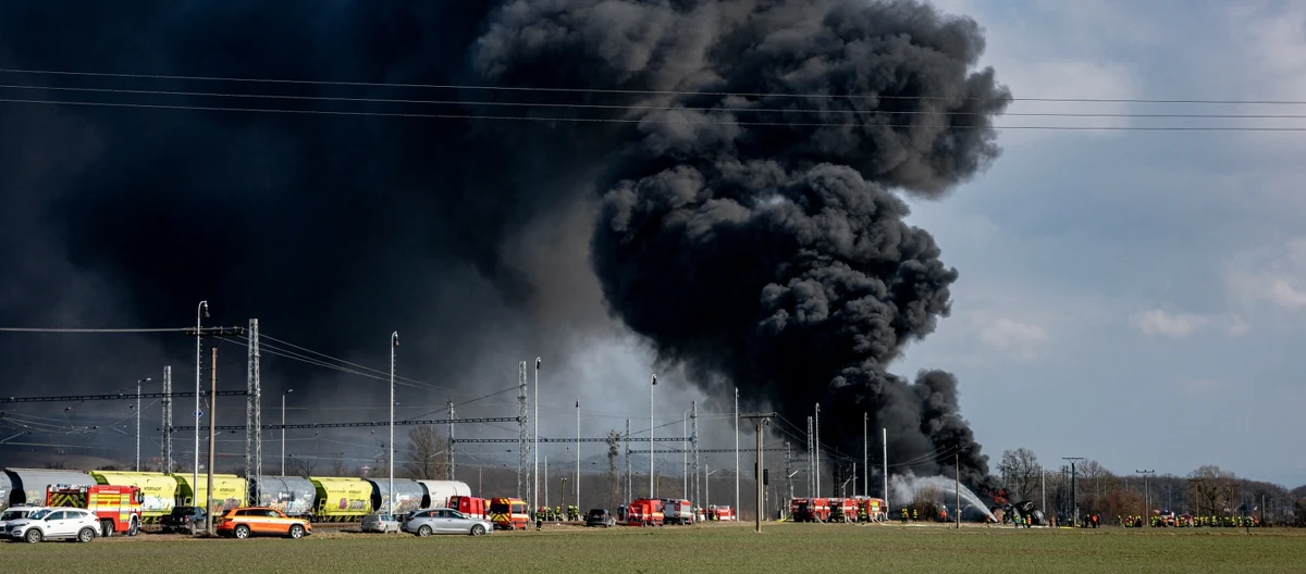 Stan zagrożenia ogłosiły władze kraju (województwa) ołomunieckiego na wschodzie Czech w związku z katastrofą kolejową z lutego, na skutek której doszło do wycieku trującego benzenu. Zaczął on przesiąkać przez glebę do wód gruntowych. Rząd Czech mówi o największym tego typu skażeniu na świecie.