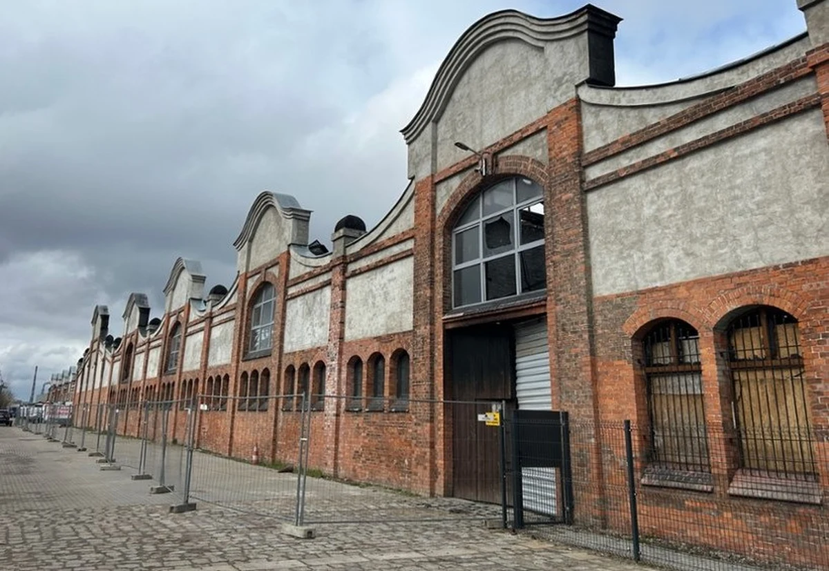 Ogień doszczętnie strawił ponad połowę budynku magazynowego na gdańskiej Wyspie Portowej. Do ogromnego pożaru doszło na początku lutego. Strażakom udało się zatrzymać płomienie mniej więcej na wysokości hali, w której rozgrywki sportowe prowadzi Kamil Zalewski. „Najistotniejsze dla nas jest teraz uświadomienie, że my już działamy. Funkcjonujemy mimo tego, co się wydarzyło” – mówi w rozmowie z reporterem RMF FM Kamil Zalewski.