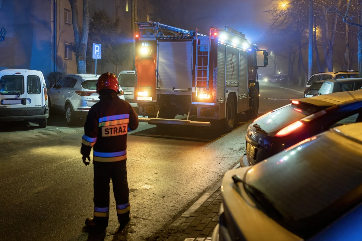 W sobotę w Poznaniu w bloku przy ul. Chociszewskiego wybuchł pożar. Strażacy ewakuowali trzy osoby. Dwie z nich są nieprzytomne.