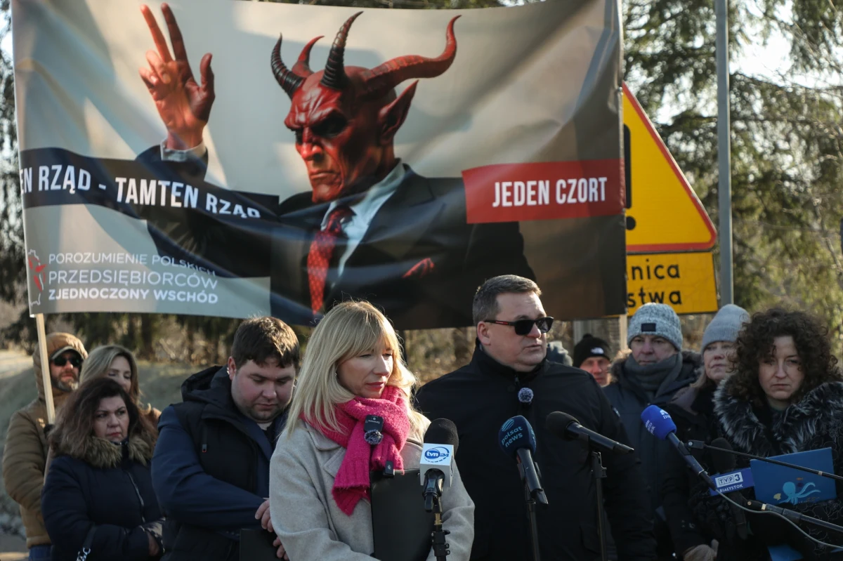 ​Sto osób wzięło udział w manifestacji zorganizowanej w sobotę w Białymstoku przez Porozumienie Polskich Przedsiębiorców Zjednoczony Wschód. Uczestnicy manifestacji nieśli dwie symboliczne trumny, na pierwszej był napis "Podlaska gospodarka", na drugiej nekrolog o treści: "Podlaska gospodarka zginęła tragicznie - 10 luty 2023 roku", odnoszący się do daty zamknięcia przejścia granicznego w Bobrownikach. W Podlaskiem obecnie zamknięte są wszystkie drogowe przejścia z Białorusią. Przedsiębiorcy uważają, że to zabójcze dla lokalnej gospodarki. 