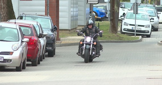 "Wydarzenia": Motocyklista z mechanicznym wspomaganiem serca w plecaku