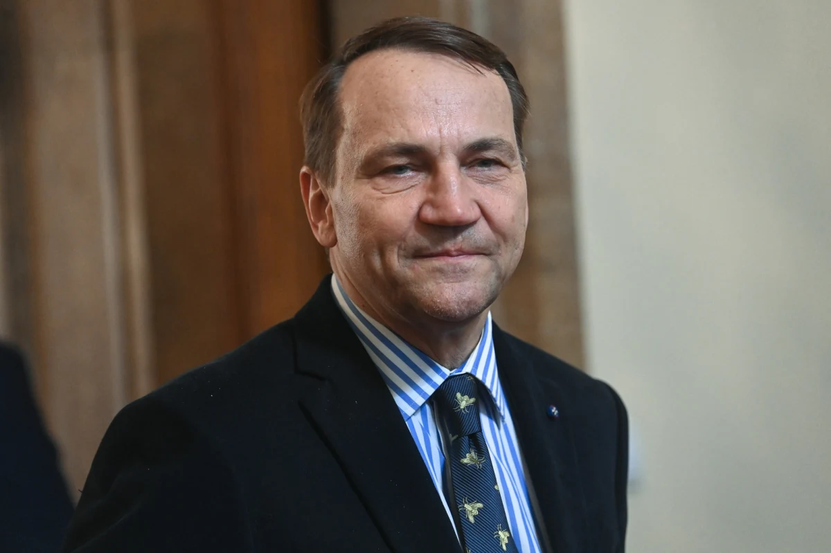 Szef MSZ Radosław Sikorski poinformował w sobotę, że będzie prosił, by prezydent Andrzej Duda wstrzymał się od realizacji wniosków ws. ambasadorów, bo wnioski te zostaną wycofane. Minister dodał, że "dla dobra skuteczności polskiej dyplomacji będzie to, aby ci ambasadorowie dostali nominacje już od następcy pana prezydenta".