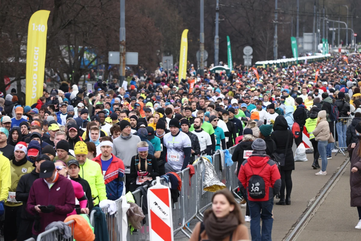 19. Półmaraton Warszawski i towarzyszący mu bieg na 5 km odbył się w niedzielę. W wydarzeniu wzięło udział ok. 20 tys. osób. Start był zlokalizowany na Moście Poniatowskiego, a meta na błoniach PGE Narodowego. Mieszkańcy stolicy musieli liczyć się z utrudnieniami. Wygrał Marokańczyk Soufian Bouquantar z czasem 1:02.24. 