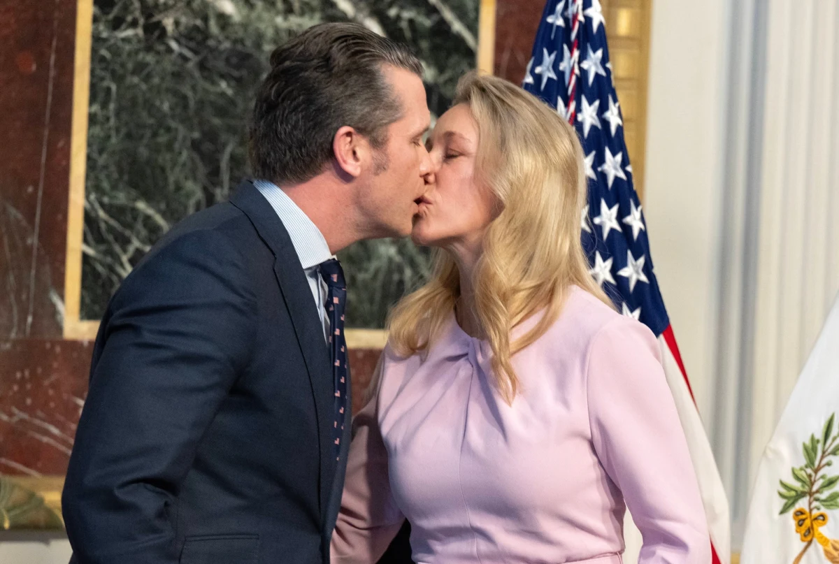 Szef Pentagonu Pete Hegseth zabrał żonę Jennifer na co najmniej dwa spotkania, na których rozmawiano o kwestiach bezpieczeństwa - podał w sobotę dziennik "Wall Street Journal". Gazeta powołała się na osoby biorące udział w tych wydarzeniach. Żona Hegsetha jest byłą dziennikarką stacji telewizyjnej Fox News.