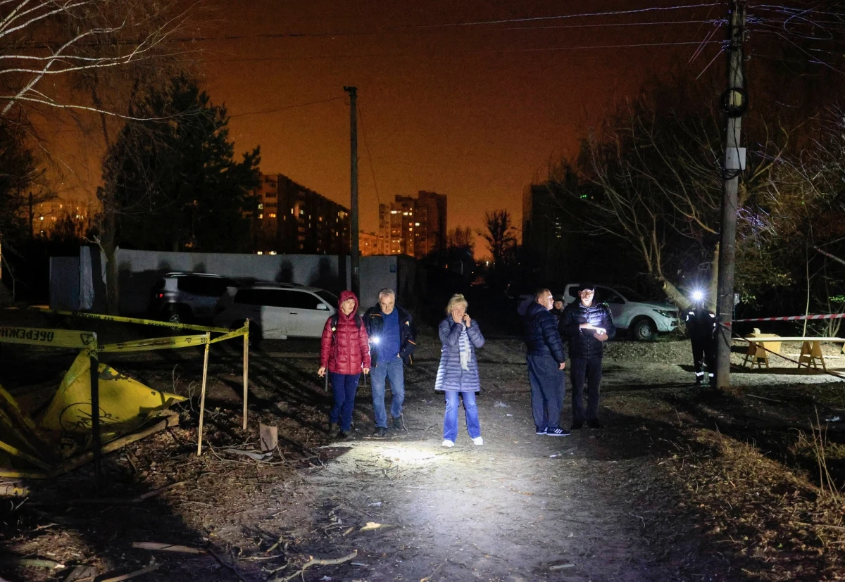 Szpital wojskowy, centrum handlowe i bloki mieszkalne w Charkowie - te obiekty w Charkowie, drugim co do wielkości mieście Ukrainy, zostały zaatakowane przez rosyjskie drony Shahed w nocy z soboty na niedzielę. Nie żyją dwie osoby. Co najmniej 27 jest rannych. Jak podaje m.in. Ukraińska Prawda, wśród rannych są dzieci. NEXTA poinformowała, że 15-latka ma być w stanie krytycznym. 