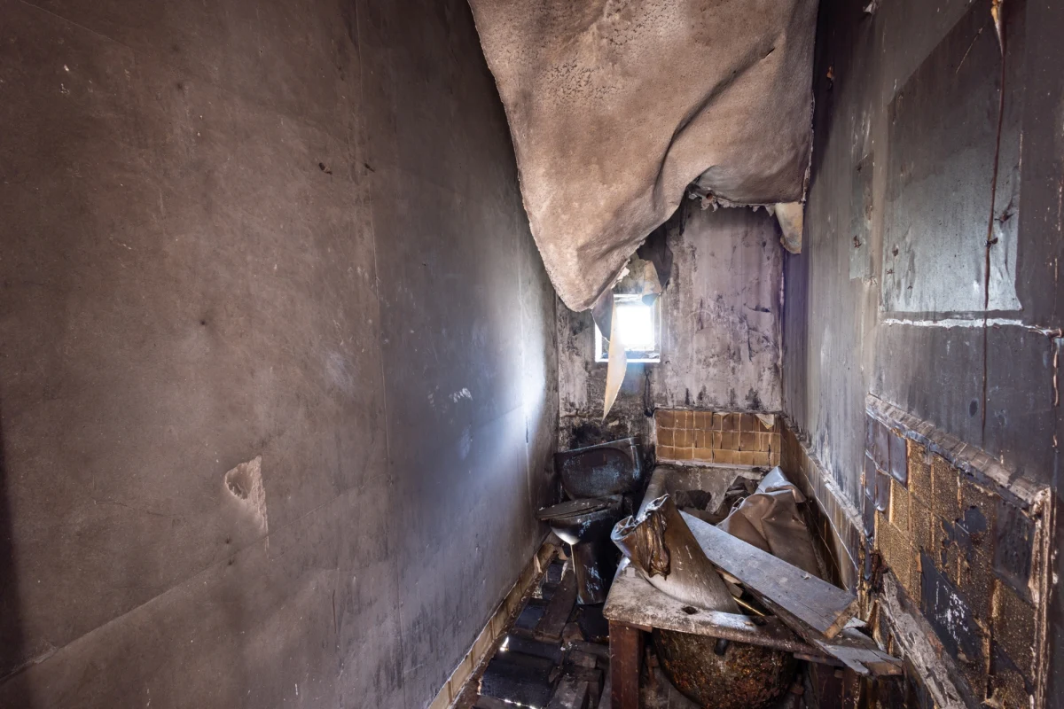 30 osób ewakuowano z bloku w Poznaniu w Wielkopolsce po tym, jak w jednym z mieszkań przy ul. Chociszewskiego wybuchł pożar. 76-letnia kobieta zmarła. Kilka osób trafiło z objawami podtrucia do szpitala. 