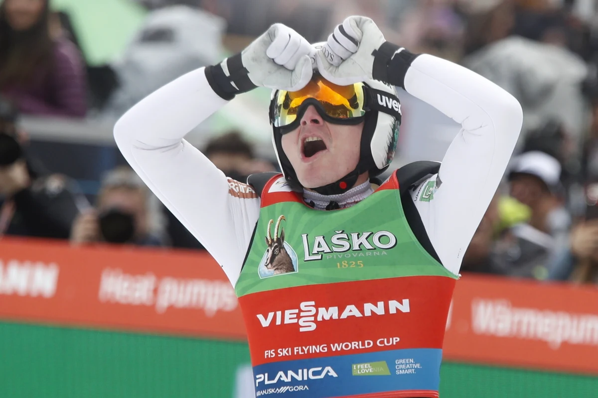 Słoweniec Domen Prevc pobił rekord świata w konkursie Pucharu Świata na mamuciej skoczni w Planicy. Skoczył 254,5 m. Mimo rekordu nie wygrał konkursu. Zwycięzcą został jego rodak Anze Lanisek. Trzeci był Niemiec Andreas Wellinger. Najlepszy z Polaków Aleksander Zniszczoł był siódmy. 