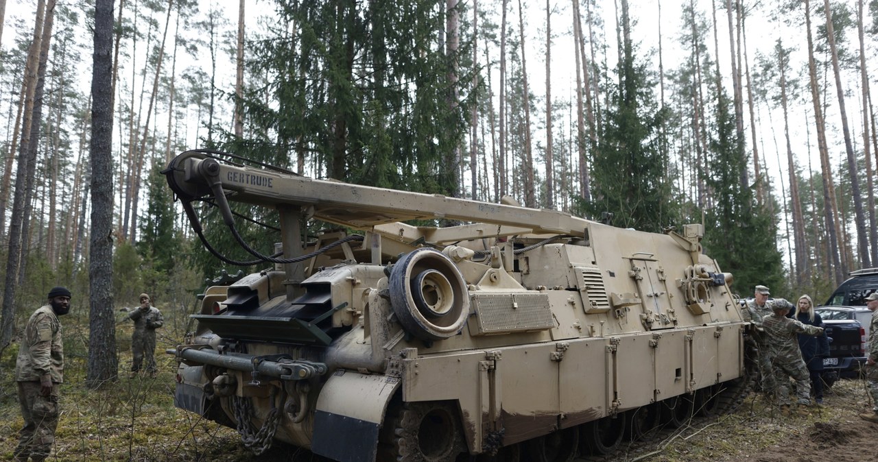 M88A2 Hercules zatopiony na poligonie na Litwie. Trwa akcja