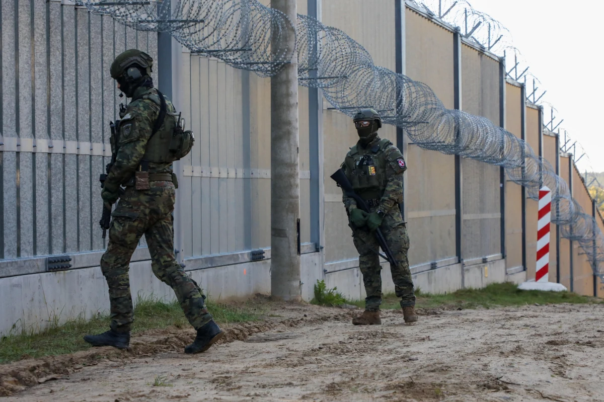 Instalacja linii kamer do obserwacji zewnętrznej strony ogrodzenia, lamp typu LED do oświetlania drogi technicznej, dodatkowych punktów kamerowych do zabezpieczenia przepustów wodnych oraz wdrożenie mechanizmu wykorzystującego sztuczną inteligencję do klasyfikacji alarmów ze światłowodowych kabli detekcyjnych - to zmiany wzdłuż zapory na granicy z Białorusią w Podlaskiem. O modernizacji poinformował w niedzielę resort spraw wewnętrznych.