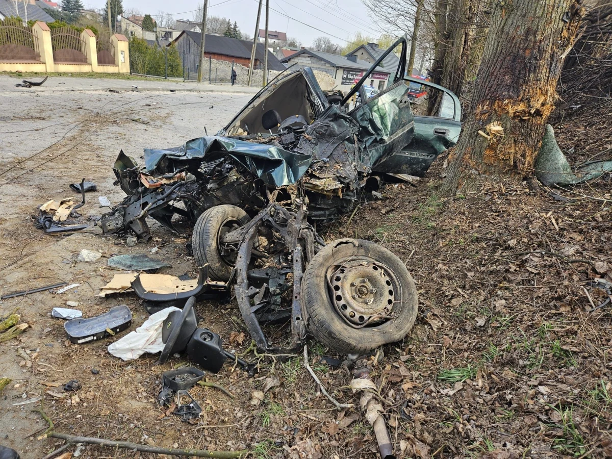 21-latek kierujący oplem nie dostosował prędkości, stracił panowanie nad pojazdem, uderzył w krawężnik, następnie w słup, a finalnie w drzewo. Auto rozerwało się na pół, a mężczyzna został zabrany śmigłowcem LPR do szpitala. Do wypadku doszło w Sulejowie w Łódzkiem.