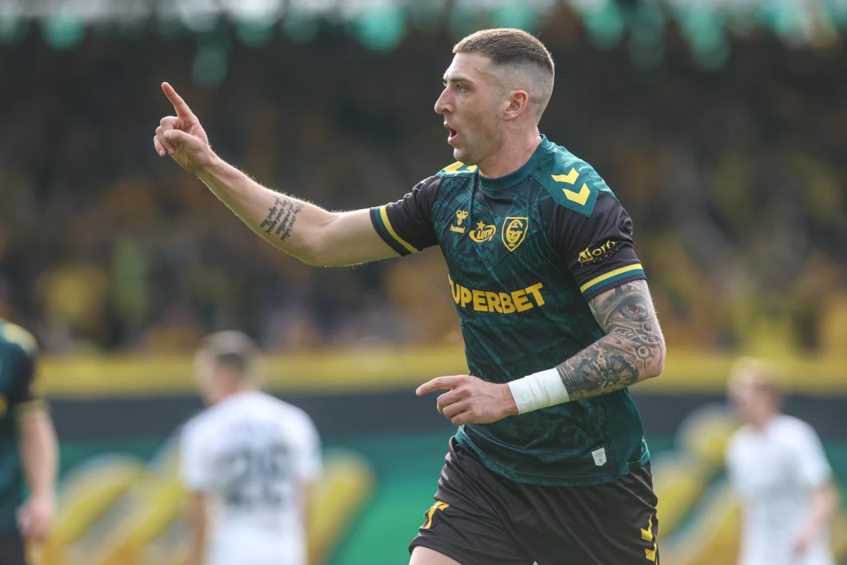 Dziś otwarcie nowego stadionu Arena Katowice. GKS Katowice na własnym nowym boisku rozegra swój pierwszy mecz z Górnikiem Zabrze. Obiekt przy ul. Nowej Bukowej pomieści 15 tys. kibiców. Wszystkie bilety zostały sprzedane. W pobliżu stadionu nie ma na razie miejsc parkingowych, ale jest kilka możliwości dotarcia na mecz. 