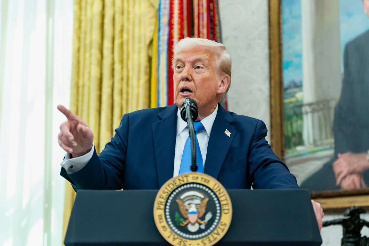 "Jestem wkurzony kwestionowaniem władzy Zełenskiego przez Putina, mogę wprowadzić cła na rosyjską ropę" - powiedział Donald Trump w telefonicznej rozmowie z dziennikarką stacji NBC News. Prezydent USA dodał także, że jeśli Iran nie zawrze umowy o programie atomowym, dojdzie do bombardowania "jakiego nikt wcześniej nie widział".