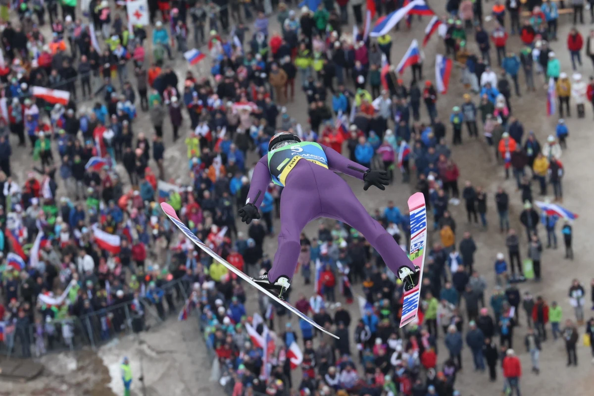 Jak zwykle, gdy kończy się sezon Pucharu Świata w skokach narciarskich, czuję się lekko zaskoczony. To już? Po wszystkim? Za nami ciekawa sportowa zima. Świetny Turniej Czterech Skoczni. Imponujący początek sezonu w wykonaniu Piusa Paschke. Do tego fantastyczna forma Austriaków. Duży krok do przodu w swojej karierze zrobił Paweł Wąsek, ale nasi wspaniale mistrzowie Kamil Stoch, Dawid Kubacki i Piotr Żyła zaliczyli słabiutką zimę. Szkoda tylko, że na tym ciekawym sportowo sezonie cieniem kładzie się skandal związany z oszustwem Norwegów. I z bólem serca od tego muszę rozpocząć moje subiektywne podsumowanie sezonu.