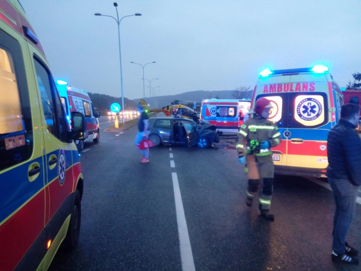 7 osób trafiło do szpitali po wypadku autobusu miejskiego i osobówki, do którego doszło w niedzielę w Kielcach. Jak przekazał RMF FM rzecznik świętokrzyskich strażaków st. kpt. Marcin Bajur, pojazdami łącznie podróżowały 23 osoby.