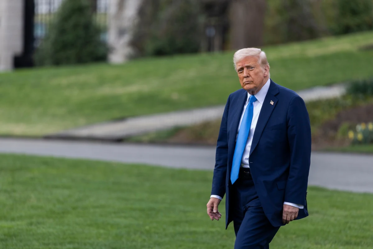 "Są pewne metody, za pomocą których można rządzić więcej niż dwie kadencje" - powiedział Donald Trump w telefonicznej rozmowie z dziennikarką NBC. Prezydent USA nie wykluczył, że będzie się o to ubiegał i dodał, że nie jest to żart.
