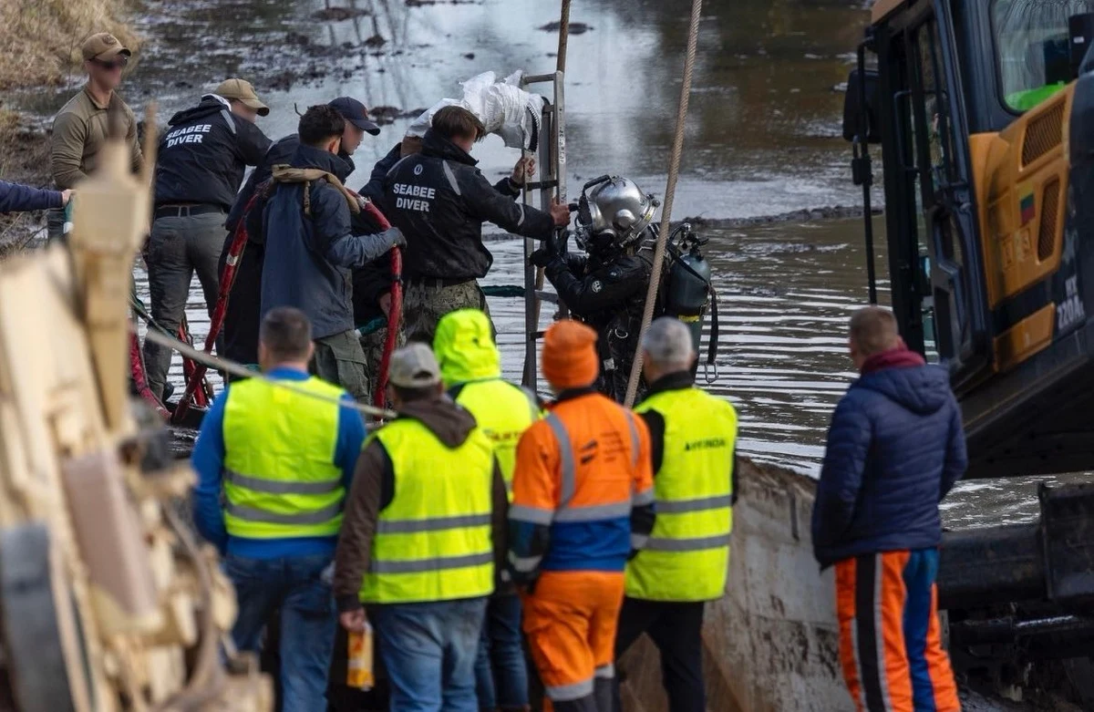 Jest przełom w poszukiwaniach wojskowego transportera M88 Hercules, który cztery dni temu zatonął w bagnie w okolicach poligonu Podbrodzie na Litwie.  Nurkowi udało się podczepić do niego linę holowniczą. W maszynie najprawdopodobniej znajdują się żołnierze USA: 4-osobowa załoga pojazdu. To wojskowi biorący udział w natowskich ćwiczeniach, blisko granicy z Białorusią.