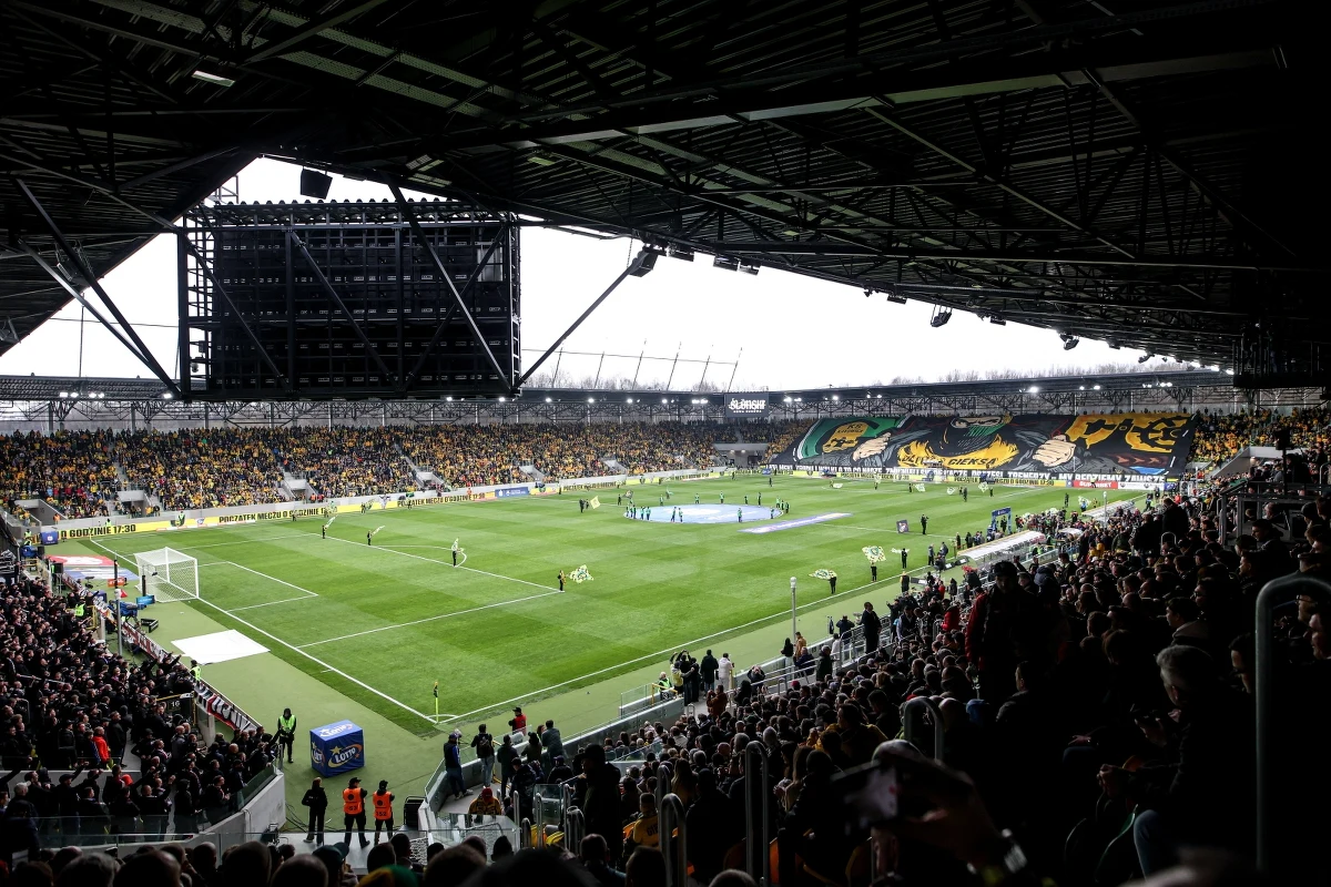 GKS Katowice wygrał na otwarcie stadionu z Górnikiem Zabrze 2:1 w derbowym meczu 26. kolejki piłkarskiej ekstraklasy. Obiekt przy ul. Nowej Bukowej mieści 15 tys. kibiców. Wszystkie bilety zostały sprzedane.

