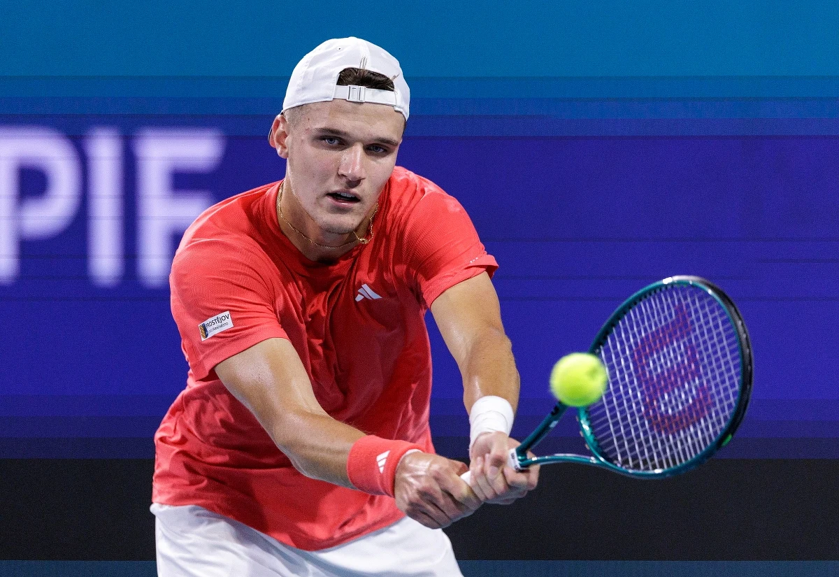 19-letni Czech Jakub Mensik pokonał serbskiego gwiazdora Novaka Djokovica 7:6 (7-4), 7:6 (7-4) w finale turnieju ATP 1000 w Miami. To jego pierwszy w karierze triumf na imprezie tej rangi. 