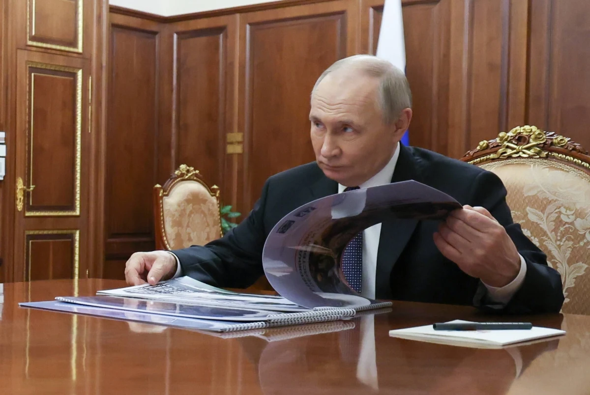 "Wojnę cieni" przeciwko Włochom prowadzi Rosja, szpiegując je z powietrza oraz z morza przy wykorzystaniu okrętów podwodnych, fregat i statków handlowych - pisze w poniedziałek "Il Messaggero". Dziennik podkreśla, że terytorium Włoch, pełne wrażliwych obiektów, jest ważnym celem na mapach operacyjnych rosyjskiego wywiadu. Wylicza też konkretne, szokujące przykłady działalności szpiegowskiej Kremla.