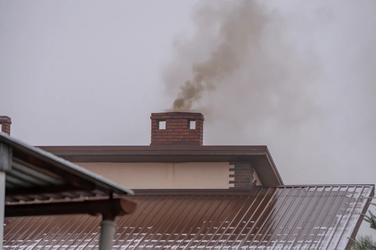 Po czteromiesięcznej przerwie wraca program "Czyste Powietrze", który ma na celu wsparcie Polaków w walce ze smogiem oraz poprawę efektywności energetycznej domów jednorodzinnych. Ministerstwo Klimatu i Środowiska wraz z Narodowym Funduszem Ochrony Środowiska i Gospodarki Wodnej (NFOŚiGW) wprowadza szereg zmian, takich jak obowiązkowe audyty czy towarzystwo "opiekuna".