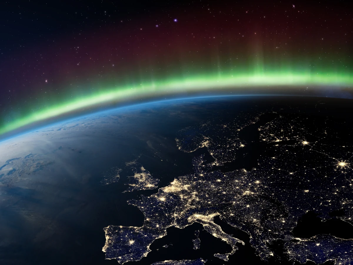 Naukowcy z Uniwersytetu Stanforda w Kalifornii przedstawili nową teorię dotyczącą powstania życia na Ziemi. Ich badania sugerują, że kluczową rolę mogły odegrać "mikrobłyskawice" powstające w naładowanych kroplach wody. Jednak część badaczy przypuszcza, że życie mogło pojawić się jeszcze wcześniej, stawiając pytanie: „Skąd w ogóle wziął się ten materiał organiczny?” - podaje CNN.