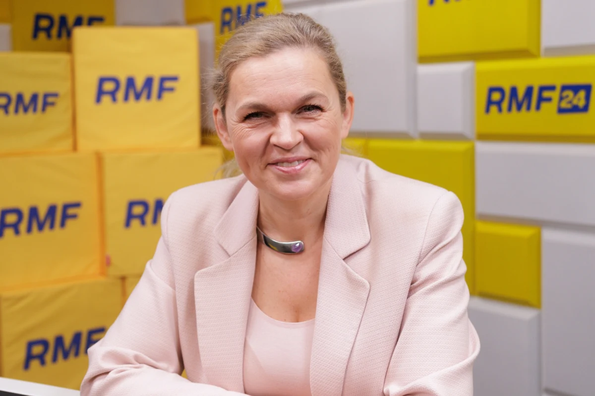 "Musimy poprawić komunikację i wsparcie dla nauczycieli, żeby wiedzieli, że prace domowe nie są zabronione, tylko nie są obowiązkowe" - mówi minister edukacji Barbara Nowacka w Porannej rozmowie w RMF FM. "Prace domowe nauczyciele mogą zadawać i bardzo często je zadają. Mogą je sprawdzić, ale nie musi to być ocena cyfrowa, mogą to być inne narzędzia, a nauczyciele mają ich mnóstwo" - dodaje gość Tomasza Terlikowskiego. 