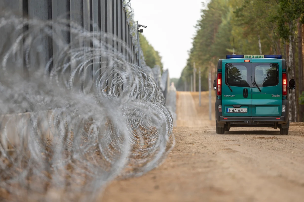 W podlaskich gminach Narewka i Michałowo, położonych przy granicy z Białorusią, trwają intensywne ćwiczenia służb - głównie straży pożarnej. Akcja pod kryptonimem "Siemanówka 2025" zaplanowana jest do 2 kwietnia. Rządowe Centrum Bezpieczeństwa wydało alert, informując o ćwiczeniach mieszkańców i prosząc o zachowanie spokoju.