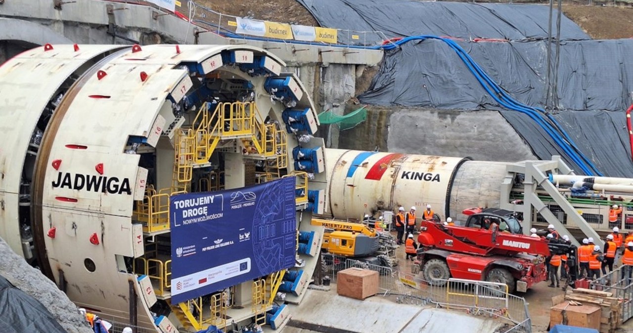 Wywiercą najdłuższy tunel kolejowy w Polsce. Kolosy jadą na plac budowy