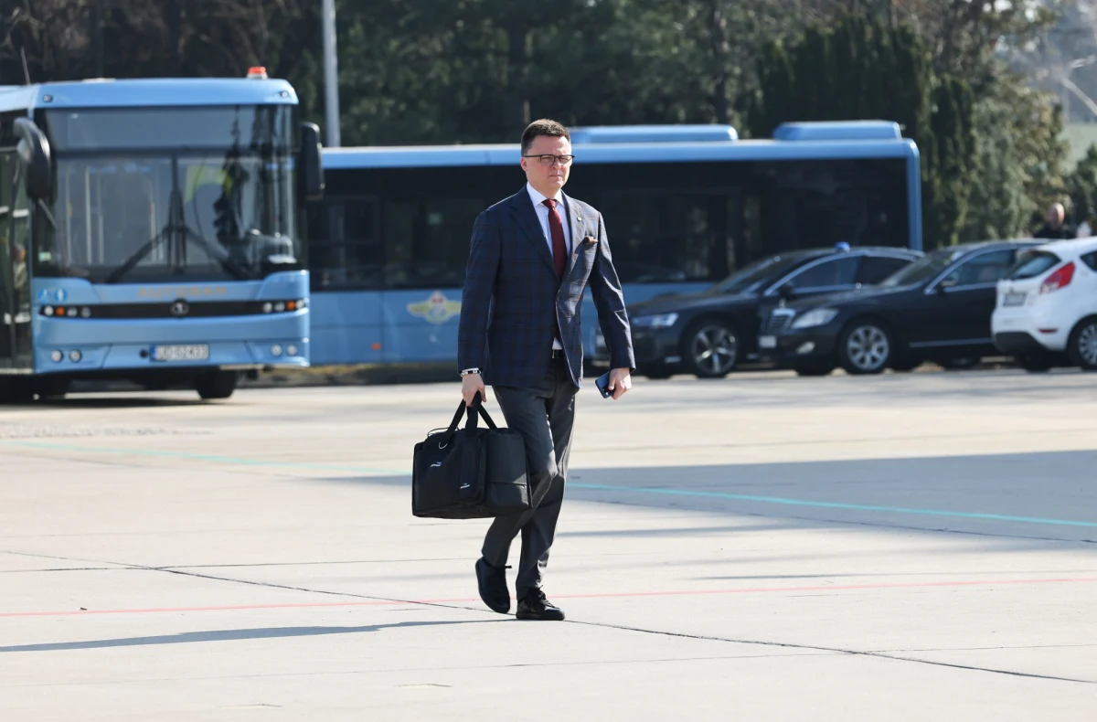 "Marszałek Sejmu przebywa z wizytą w Ukrainie" - poinformowała Kancelaria Sejmu w poniedziałkowe południe. Szymon Hołownia weźmie udział w szczycie przewodniczących parlamentów poświęconym trzeciej rocznicy masakry dokonanej przez Rosjan w podkijowskiej Buczy. W 2022 roku w masowych grobach znaleziono ponad 450 ciał ukraińskich cywilów. Część miała związane za plecami ręce. Widać było, że niektóre ofiary były przed śmiercią poddawane torturom. 