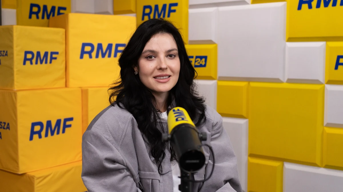 "Włos siwy jest tak zwanym normalnym włosem, tylko pozbawionym pigmentu" - wyjaśnia Martyna Pobuta, trycholog i psycholog kliniczny, gość Wykładu otwartego w Radiu RMF24. Ekspertka obala mity dotyczące siwienia i pielęgnacji włosów, podkreślając, że stres, genetyka i niedobory witaminowe mogą przyspieszać ten proces. Jak mówi, siwe włosy wymagają odpowiedniej pielęgnacji, głównie nawilżania, ale nie są powodem do wstydu, a wręcz mogą być modnym elementem wyglądu.