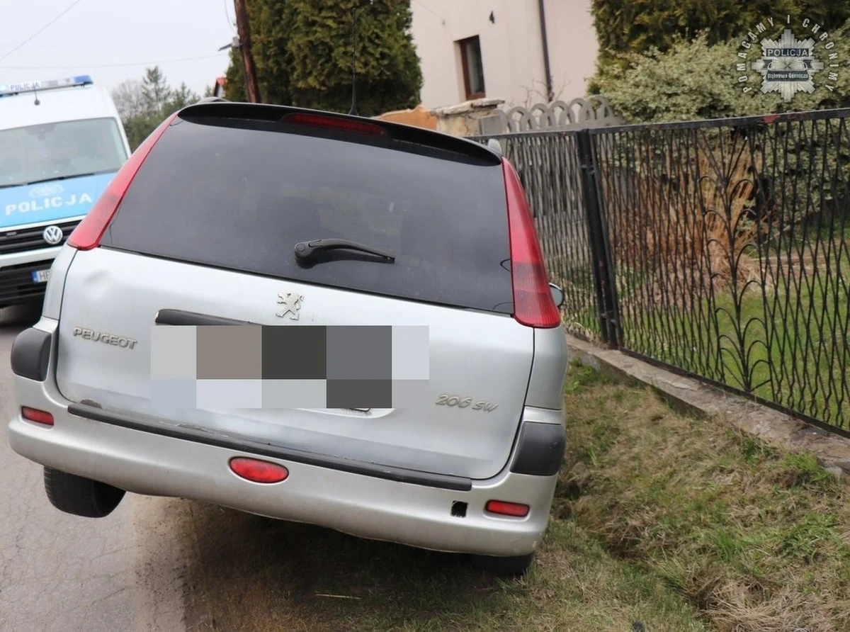 Prawie 5 promili alkoholu w organizmie miał 34-latek zatrzymany przez policjantów z Dąbrowy Górniczej (woj. śląskie). Mężczyzna wiózł ze sobą pasażera - również pijanego. Podróż zakończył w rowie. 