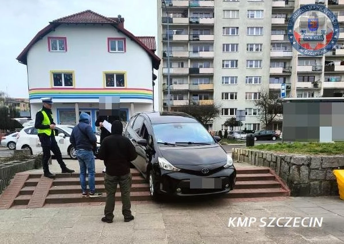 Bezgraniczne zaufanie nawigacji GPS może mieć opłakane skutki. Policjanci ze Szczecina interweniowali w sprawie auta, które utknęło... na schodach.