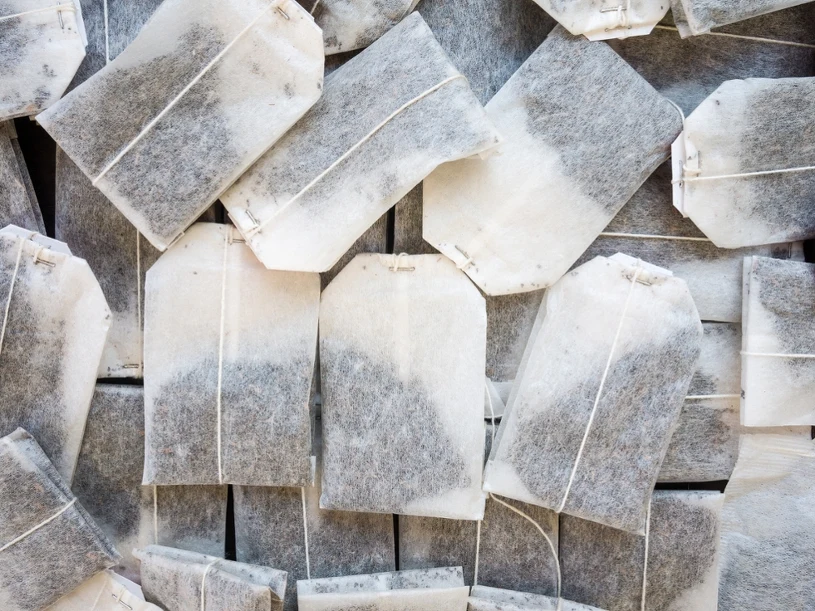 Ten trik ratuje śmierdzące buty. Działa lepiej niż drogie preparaty