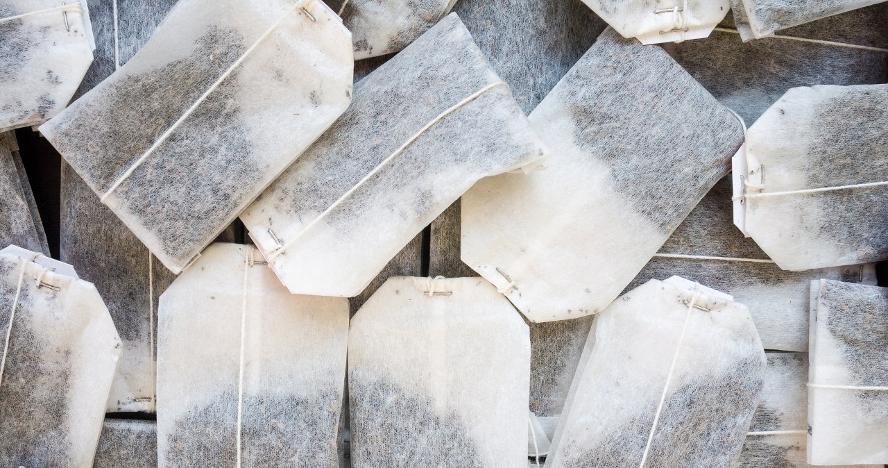 Ten trik ratuje śmierdzące buty. Działa lepiej niż drogie preparaty