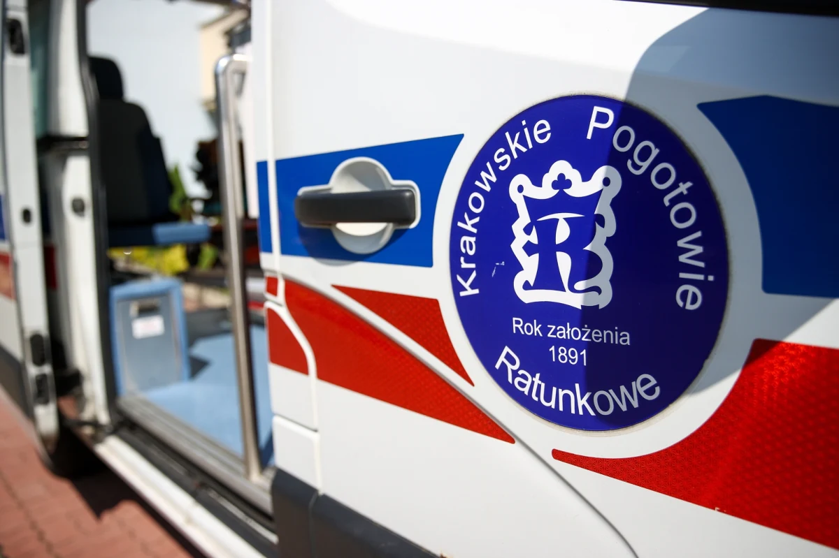 Medycy z Małopolski uczą się samoobrony. Praktyczne zajęcia odbywają się w przestrzeniach dla nich naturalnych: w karetkach, na klatkach schodowych czy ciasnych korytarzach. Prowadzą je policjanci oraz pracownicy służby więziennej.