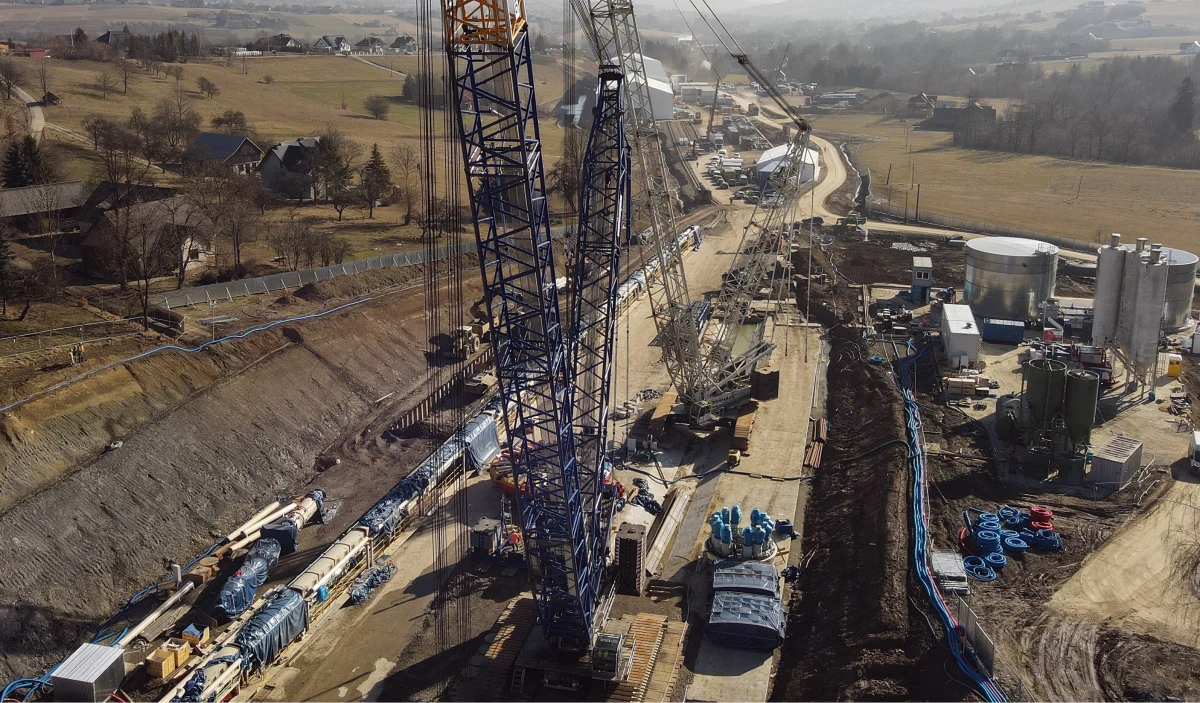 W Małopolsce rozpoczęła się budowa najdłuższego tunelu kolejowego w Polsce. Niemal 3,8-kilometrowy obiekt powstanie pomiędzy miejscowościami Męcina i Mordarka w ramach strategicznej inwestycji Podłęże - Piekiełko. Za drążenie tunelu odpowiada nowoczesna maszyna TBM, a cały projekt ma usprawnić transport kolejowy w południowej Polsce.
