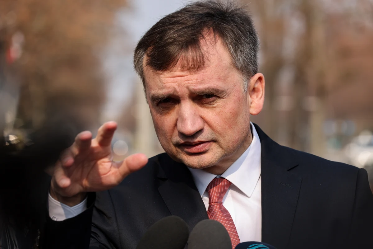 Sąd Okręgowy w Warszawie nie uwzględnił wniosku komisji ds. Pegasusa o areszt dla Zbigniewa Ziobry. Na posiedzeniu stawił się jego pełnomocnik. Z kolei komisję śledczą ds. Pegasusa reprezentowała przewodnicząca tego gremium, posłanka Magdalena Sroka. "Będziemy składać apelację" - powiedziała. Rzeczniczka sądu poinformowała z kolei, że "komisja odstąpiła od możliwości przesłuchania Ziobry, pomimo że został doprowadzony do komisji".