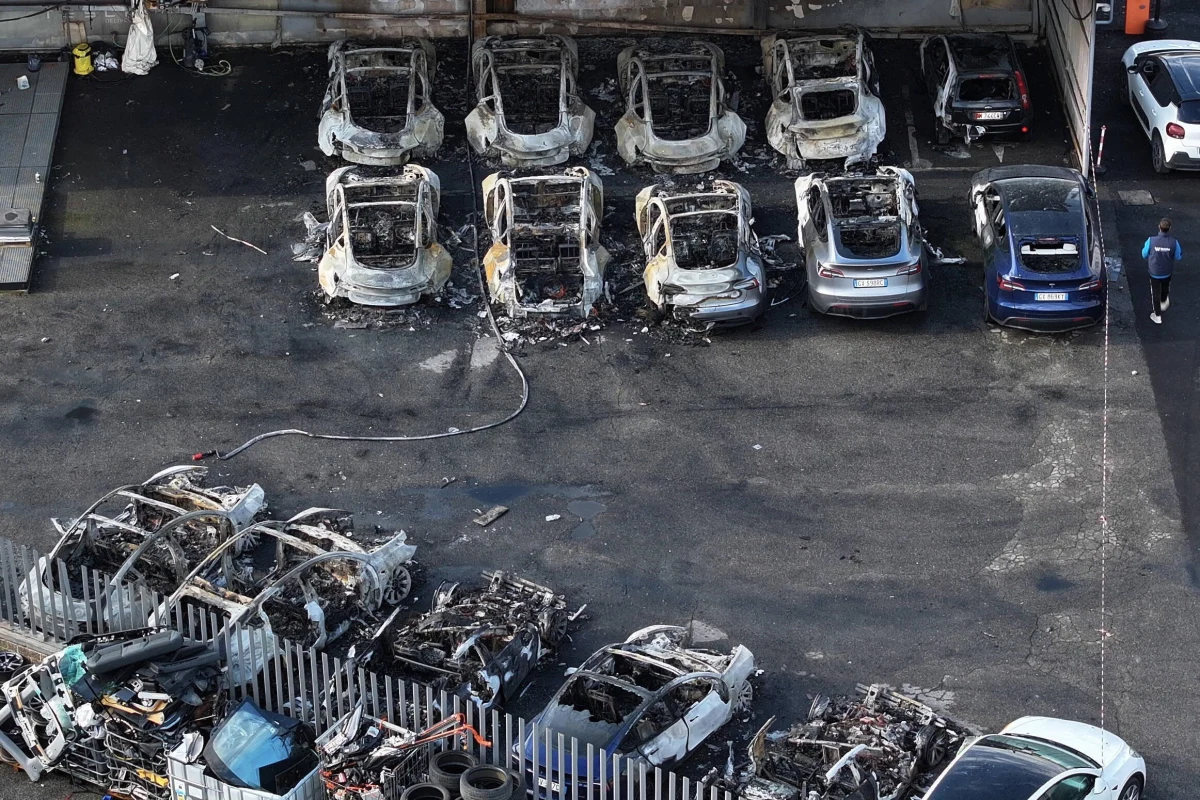 17 samochodów spłonęło w rzymskim salonie Tesli - podają stołeczne służby. Nie wiadomo, co było przyczyną pożaru, ale włoskie media wiążą incydent w Rzymie z serią aktów wandalizmu wymierzonych w markę należącą do Elona Muska. To zresztą nie jest pierwszy przypadek, gdy samochody elektryczne amerykańskiego miliardera zapłonęły w stolicy Włoch. Tydzień temu ogień strawił aż 30 takich maszyn w Rzymie.