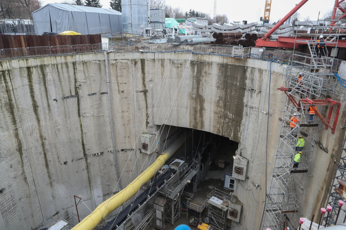 W Łodzi trwa budowa tunelu średnicowego, który zgodnie z opracowaniami ekspertów z Wojskowej Akademii Technicznej, mógłby pełnić funkcję schronu dla około 30 tys. mieszkańców. Ta koncepcja zyskuje akceptację i zrozumienie wśród mieszkańców miasta. Co zdecyduje w tej sprawie Ministerstwo Infrastruktury? Wyjaśni się wkrótce.