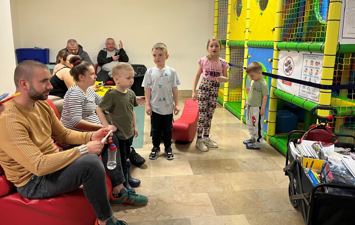 Dwa place zabaw powstały w budynku Uniwersyteckiego Szpitala Dziecięcego w Lublinie dzięki gestowi prywatnego darczyńcy. Lekarzom pomaga to w opiece nad małymi pacjentami, a dzieciom pozwala zapomnieć o chorobie i wyrwać się z nudy.