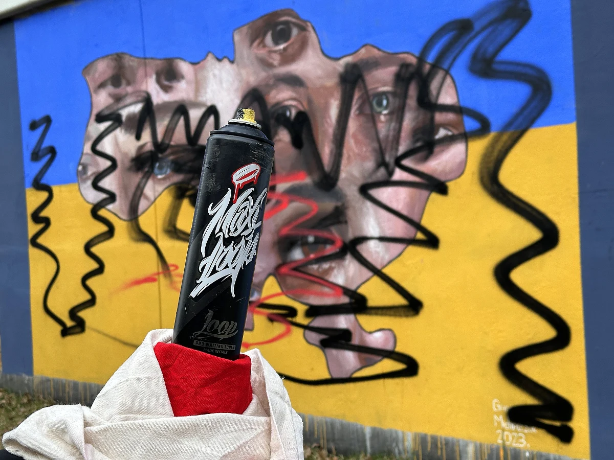 Do szokującego aktu wandalizmu doszło w sąsiedztwie przystanku kolejowego PKM Gdańsk Jasień. Nieznany sprawca zniszczył murale, które są wyrazem solidarności z Ukrainą i sprzeciwem wobec rosyjskiej agresji na ten kraj. Wykonali je studenci z różnych uczelni artystycznych w Polsce w ramach akcji "Solidarni z Ukrainą".