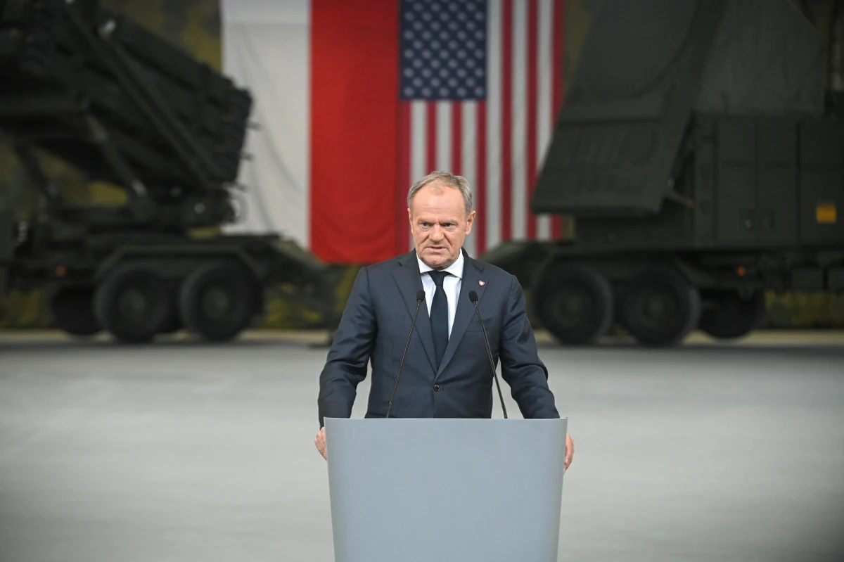 "Polska jest wyjątkowym przykładem dobrej współpracy na rzecz obrony i bezpieczeństwa Polski, USA, NATO i Europy" - powiedział Donald Tusk podczas uroczystości podpisania z Ameryką umowy dot. wsparcia logistycznego i technicznego dla polskich systemów obrony powietrznej Patriot. "Ten system nie jest przekazywany komukolwiek" - oświadczył z kolei charge d'affaires ambasady USA Daniel Lawton.